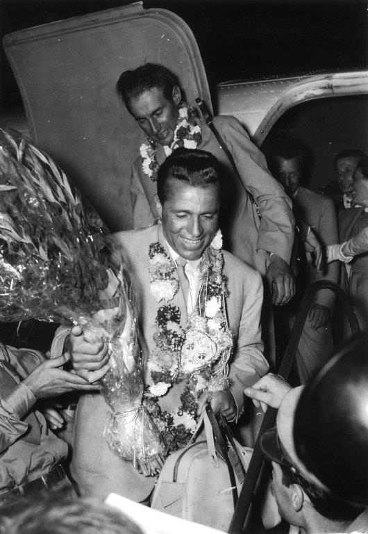 Achille Compagnoni e Ubaldo Rey sbarcano all’aeroporto Forlanini di Milano il 3 settembre 1954. Achille Compagnoni e Ubaldo Rey sbarcano all’aeroporto Forlanini di Milano il 3 settembre 1954.