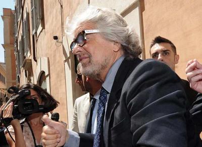 Grillo: "Della Boschi non mi fido. Vogliono sfasciare la Costituzione"