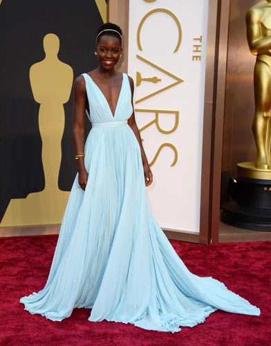 Lupita Nyong'o, premiata per il suo ruolo in "12 anni schiavo", con un abito Prada color azzurro cielo, dalla scollatura profondissima Lupita Nyong'o, premiata per il suo ruolo in "12 anni schiavo", con un abito Prada color azzurro cielo, dalla scollatura profondissima