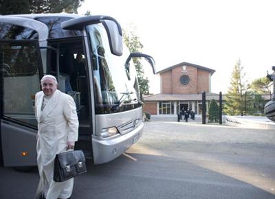 Papa in pullman per Ariccia con cardinali e vescovi