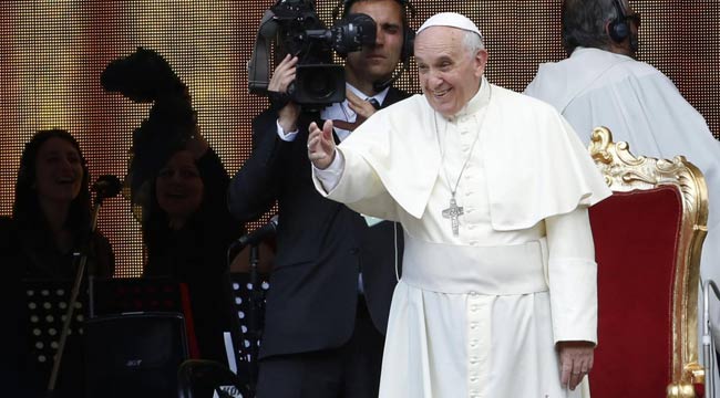 Bergoglio punzecchia Ratzinger: "La fine di un Pontefice è la tomba"
