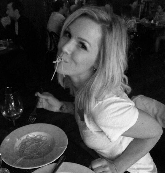 1. LA PASTA FA INGRASSARE? Iniziamo con l'abbattere uno dei miti piu' antichi sulla pasta: non e' vero che fa ingrassare. Cento grammi di pasta forniscono un apporto energetico pari a circa 360 kcal, di cui circa il 70% sotto forma di carboidrati complessi, una quota proteica pari al 10-13% e un contenuto in grassi trascurabile. La pasta e' quindi un'importante fonte di energia per le funzioni dell'intero organismo. Studi clinici confermano che non sono i carboidrati, bensi' le calorie in eccesso, a essere responsabili dell'obesita'. E poi non dimentichiamo che la pasta e' la base della dieta mediterranea, proclamata nel 2011 dall'UNESCO patrimonio immateriale dell'umanita'? 1. LA PASTA FA INGRASSARE? Iniziamo con l'abbattere uno dei miti piu' antichi sulla pasta: non e' vero che fa ingrassare. Cento grammi di pasta forniscono un apporto energetico pari a circa 360 kcal, di cui circa il 70% sotto forma di carboidrati complessi, una quota proteica pari al 10-13% e un contenuto in grassi trascurabile. La pasta e' quindi un'importante fonte di energia per le funzioni dell'intero organismo. Studi clinici confermano che non sono i carboidrati, bensi' le calorie in eccesso, a essere responsabili dell'obesita'. E poi non dimentichiamo che la pasta e' la base della dieta mediterranea, proclamata nel 2011 dall'UNESCO patrimonio immateriale dell'umanita'?