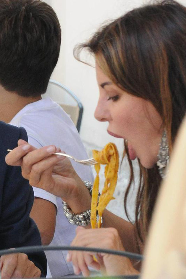 6. ITALIANA O CINESE? ARABA! L'invenzione cinese della pasta e' una bufala, alimentata dal film del 1938, con Gary Cooper, "Le avventure di Marco Polo", in cui si vedeva il giovane esploratore tornare in Italia dalla Cina, nel 1295, con i noodles scambiati per spaghetti. In realta', a quei tempi, gli spaghetti si facevano gia' da almeno due secoli in Sicilia, allora dominata dagli arabi. Come testimonia Abu Abd Allah Muhammed, cartografo presso la corte di Ruggero II, re di Sicilia, che nel XII secolo cita una pasta secca a forma di fili, denominata "itriyya" e prodotta nella colonia araba di Palermo. La differenza con la pasta sta nel fatto che il noodle cinese si fa con farina di grano tenero o riso, mentre la pasta con grano duro. 6. ITALIANA O CINESE? ARABA! L'invenzione cinese della pasta e' una bufala, alimentata dal film del 1938, con Gary Cooper, "Le avventure di Marco Polo", in cui si vedeva il giovane esploratore tornare in Italia dalla Cina, nel 1295, con i noodles scambiati per spaghetti. In realta', a quei tempi, gli spaghetti si facevano gia' da almeno due secoli in Sicilia, allora dominata dagli arabi. Come testimonia Abu Abd Allah Muhammed, cartografo presso la corte di Ruggero II, re di Sicilia, che nel XII secolo cita una pasta secca a forma di fili, denominata "itriyya" e prodotta nella colonia araba di Palermo. La differenza con la pasta sta nel fatto che il noodle cinese si fa con farina di grano tenero o riso, mentre la pasta con grano duro.
