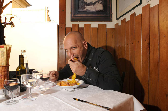 7. SALE, PRIMA O DOPO? E CON O SENZA COPERCHIO? Il sale va aggiunto solo quando l'acqua bolle e prima di buttare la pasta, altrimenti l'acqua impieghera' piu' tempo a raggiungere il bollore. Cosi', l'effetto dell'aggiunta del sale non influira' sulla temperatura di ebollizione dell'acqua e la diminuzione di temperatura, causata dalla dissoluzione del sale, sara' neutralizzata dal calore presente in quel momento. Un ultimo accorgimento e' mettere il coperchio sulla pentola, per far bollire l'acqua in meno tempo e soprattutto consumare meno gas. 7. SALE, PRIMA O DOPO? E CON O SENZA COPERCHIO? Il sale va aggiunto solo quando l'acqua bolle e prima di buttare la pasta, altrimenti l'acqua impieghera' piu' tempo a raggiungere il bollore. Cosi', l'effetto dell'aggiunta del sale non influira' sulla temperatura di ebollizione dell'acqua e la diminuzione di temperatura, causata dalla dissoluzione del sale, sara' neutralizzata dal calore presente in quel momento. Un ultimo accorgimento e' mettere il coperchio sulla pentola, per far bollire l'acqua in meno tempo e soprattutto consumare meno gas.