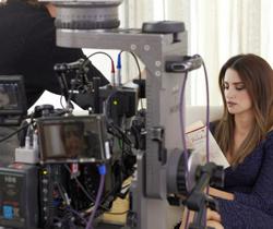 Penélope Cruz nuovo volto Schweppes. Ma il finale lesbo non c'è