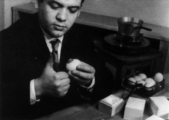 Piero Manzoni durante le riprese del cortometraggio Uova presso lo studio del filmgiornale S.E.D.I., Milano 1960 - Fotografie di Giuseppe Bellone (filmato di Gianpaolo Macentelli)