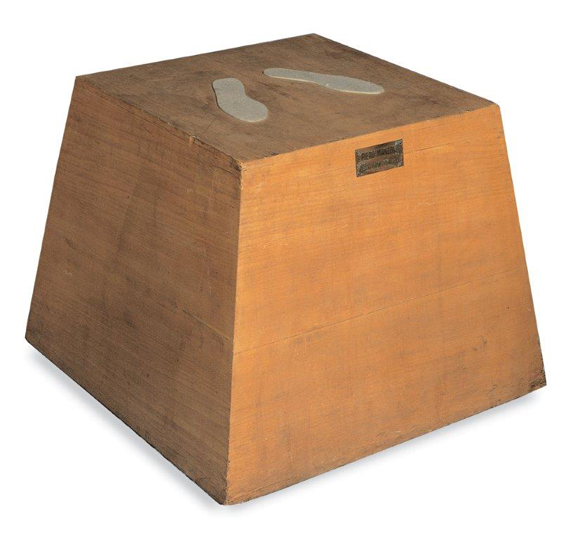 Base magica - Scultura vivente, 1961 - legno, 60x79,5x79,5 cm - Milano, Fondazione Piero Manzoni in collaborazione con Gagosian Gallery Base magica - Scultura vivente, 1961 - legno, 60x79,5x79,5 cm - Milano, Fondazione Piero Manzoni in collaborazione con Gagosian Gallery