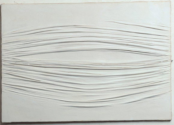 Achrome, 1959 circa - tela grinzata e caolino, 69x99 cm - Milano, Collezione privata Achrome, 1959 circa - tela grinzata e caolino, 69x99 cm - Milano, Collezione privata