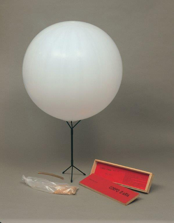Corpo d’aria n. 06, 1959-1960 - scatola in legno, contenente palloncino in gomma, tubo per gonfiare e piedistallo, 12,4x42,7x4,8 cm - Milano, Fondazione Piero Manzoni in collaborazione con Gagosian Gallery Corpo d’aria n. 06, 1959-1960 - scatola in legno, contenente palloncino in gomma, tubo per gonfiare e piedistallo, 12,4x42,7x4,8 cm - Milano, Fondazione Piero Manzoni in collaborazione con Gagosian Gallery
