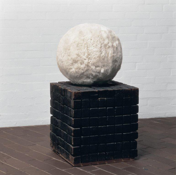 Achrome, 1961 - pelle di coniglio, base di legno bruciato, d 45,5 cm - Heart, Herning Museum of Contemporary Art Achrome, 1961 - pelle di coniglio, base di legno bruciato, d 45,5 cm - Heart, Herning Museum of Contemporary Art