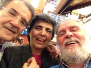 Prodi cede alla moda del selfie. Si fotografa con la moglie Flavia