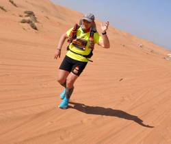 Rapina nel deserto: tre beduini rubano il cibo al runner estremo. E parte una corsa...