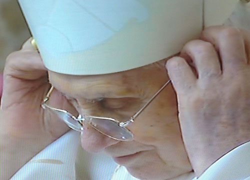 Pedofilia, Papa Ratzinger all'attacco: parole come pietre