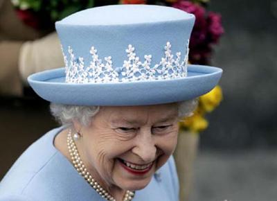 Il primo cinguettìo di Elisabetta II. Anche sua maestà la regina su Twitter
