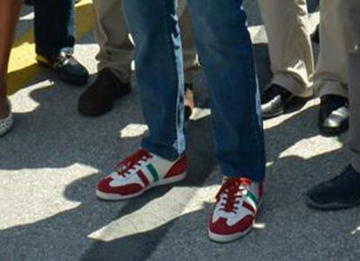 Renzi e le sneakers tricolori: "Ecco perché le ha indossate"