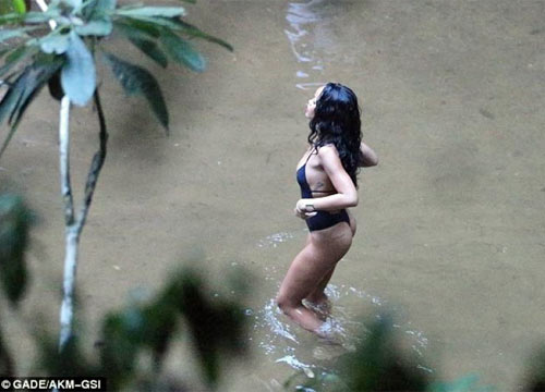 rihanna monokini 500 (3) rihanna monokini 500 (3)