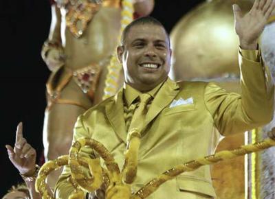 Ronaldo fa pipì in una bottiglia durante la diretta tv del Carnevale di Rio