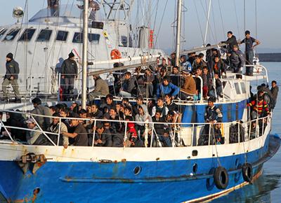 Migranti, tragedia nel canale di Sicilia. Barcone con 20 morti nella stiva