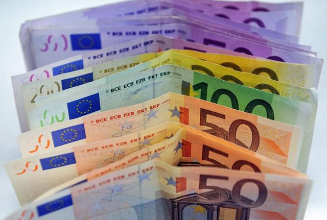 Contanti, tassa in arrivo per i versamenti oltre 200 euro