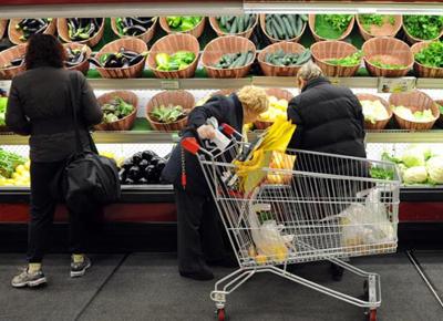 Oxfam accusa i supermercati: "Abusi e sfruttamento nella filiera"
