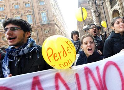 Balzo della disoccupazione al 12,6%. "Oltre mille occupati in meno al giorno"
