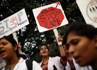 Pakistan, gli stupratori vengono prosciolti: la ragazza si dà fuoco
