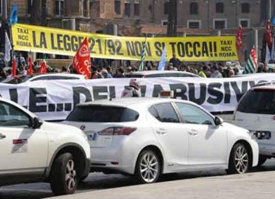 Tensioni a Milano tra tassisti e Uber. Scontri nella notte: due in ospedale