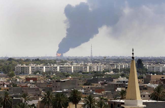 Libia, inferno di fuoco a Tripoli. "Incendio fuori controllo"