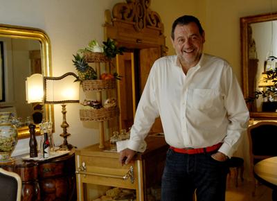 Lo chef Vissani va sotto casa di Draghi: "Ho 2 milioni di euro di perdite"