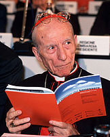 Cardinale Ersilio Tonini legge libro