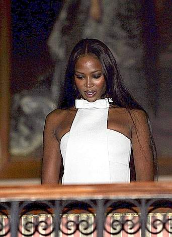 Naomi Campbell finisce sulla sedia a rotelle: aggredita e picchiata per uno scippo Naomi Campbell finisce sulla sedia a rotelle: aggredita e picchiata per uno scippo