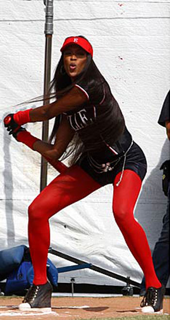 Naomi Campbell finisce sulla sedia a rotelle: aggredita e picchiata per uno scippo Naomi Campbell finisce sulla sedia a rotelle: aggredita e picchiata per uno scippo