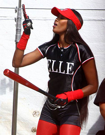 Naomi Campbell finisce sulla sedia a rotelle: aggredita e picchiata per uno scippo Naomi Campbell finisce sulla sedia a rotelle: aggredita e picchiata per uno scippo