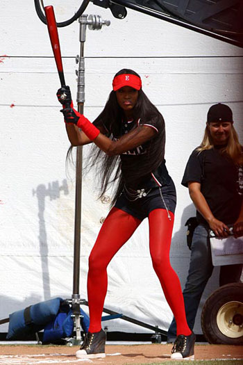 Naomi Campbell finisce sulla sedia a rotelle: aggredita e picchiata per uno scippo Naomi Campbell finisce sulla sedia a rotelle: aggredita e picchiata per uno scippo