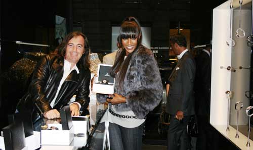 Naomi Campbell finisce sulla sedia a rotelle: aggredita e picchiata per uno scippo Naomi Campbell finisce sulla sedia a rotelle: aggredita e picchiata per uno scippo