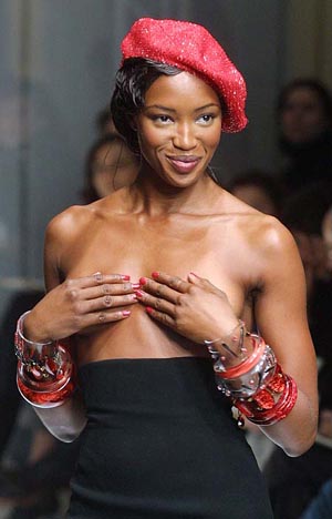 Naomi Campbell finisce sulla sedia a rotelle: aggredita e picchiata per uno scippo Naomi Campbell finisce sulla sedia a rotelle: aggredita e picchiata per uno scippo