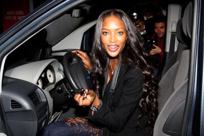 Naomi Campbell finisce sulla sedia a rotelle: aggredita e picchiata per uno scippo Naomi Campbell finisce sulla sedia a rotelle: aggredita e picchiata per uno scippo
