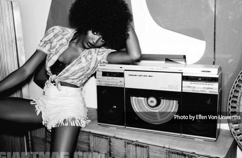 Naomi Campbell finisce sulla sedia a rotelle: aggredita e picchiata per uno scippo Naomi Campbell finisce sulla sedia a rotelle: aggredita e picchiata per uno scippo