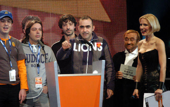 Elio e le Storie tese, trafugato il premio di Sanremo ’96 Elio e le Storie tese, trafugato il premio di Sanremo ’96