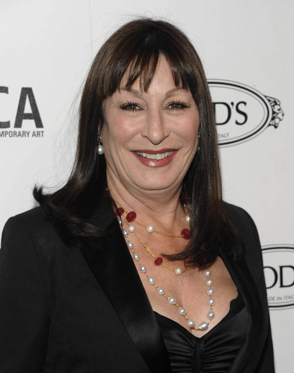 Anjelica Huston deformata da un intervento chirurgico Anjelica Huston deformata da un intervento chirurgico