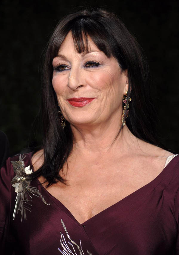 Anjelica Huston deformata da un intervento chirurgico Anjelica Huston deformata da un intervento chirurgico