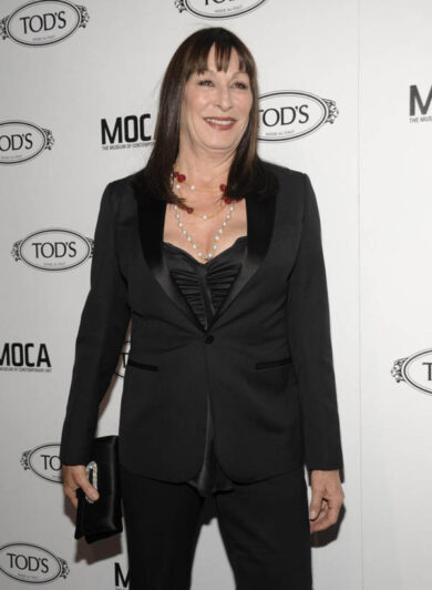 Anjelica Huston deformata da un intervento chirurgico