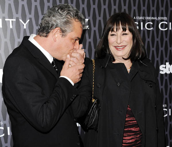 Anjelica Huston deformata da un intervento chirurgico Anjelica Huston deformata da un intervento chirurgico