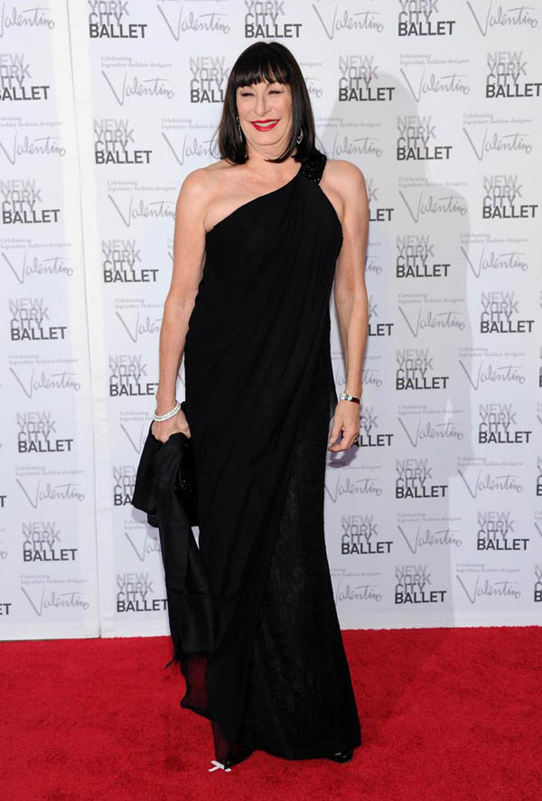 Anjelica Huston deformata da un intervento chirurgico Anjelica Huston deformata da un intervento chirurgico