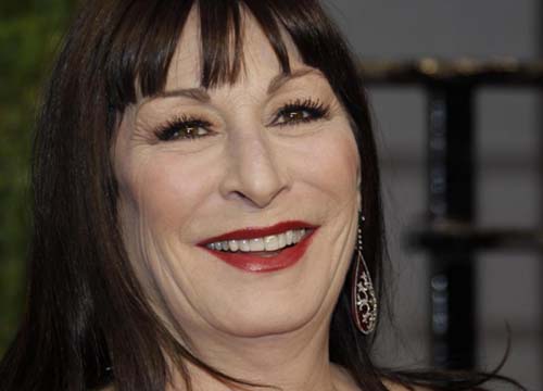 Anjelica Huston deformata da un intervento chirurgico Anjelica Huston deformata da un intervento chirurgico