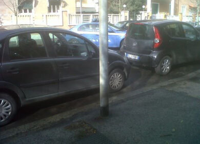 Ostia, ucciso a coltellate in strada. Lite con una donna finita male