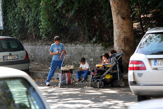 80mila bambini mendicanti. Chi ci guadagna? I clan serbo-albanesi 80mila bambini mendicanti. Chi ci guadagna? I clan serbo-albanesi