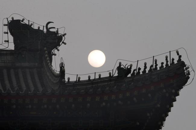 La fabbrica brucia, nessuno se ne accorge. Lo smog ha inghiottito la Cina La fabbrica brucia, nessuno se ne accorge. Lo smog ha inghiottito la Cina