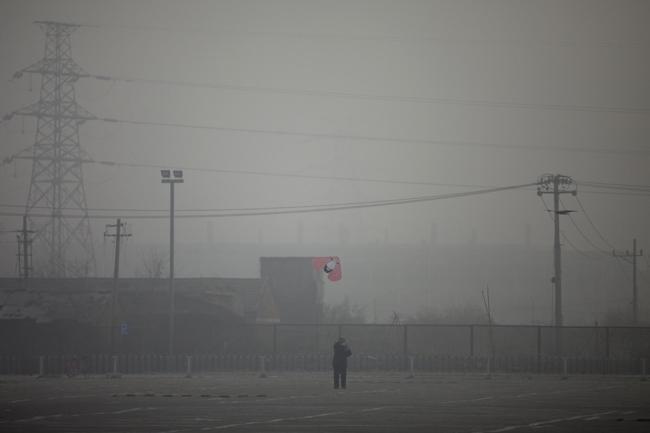 La fabbrica brucia, nessuno se ne accorge. Lo smog ha inghiottito la Cina La fabbrica brucia, nessuno se ne accorge. Lo smog ha inghiottito la Cina