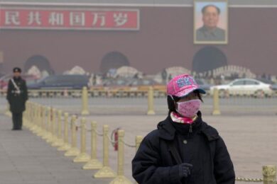 La fabbrica brucia, nessuno se ne accorge. Lo smog ha inghiottito la Cina